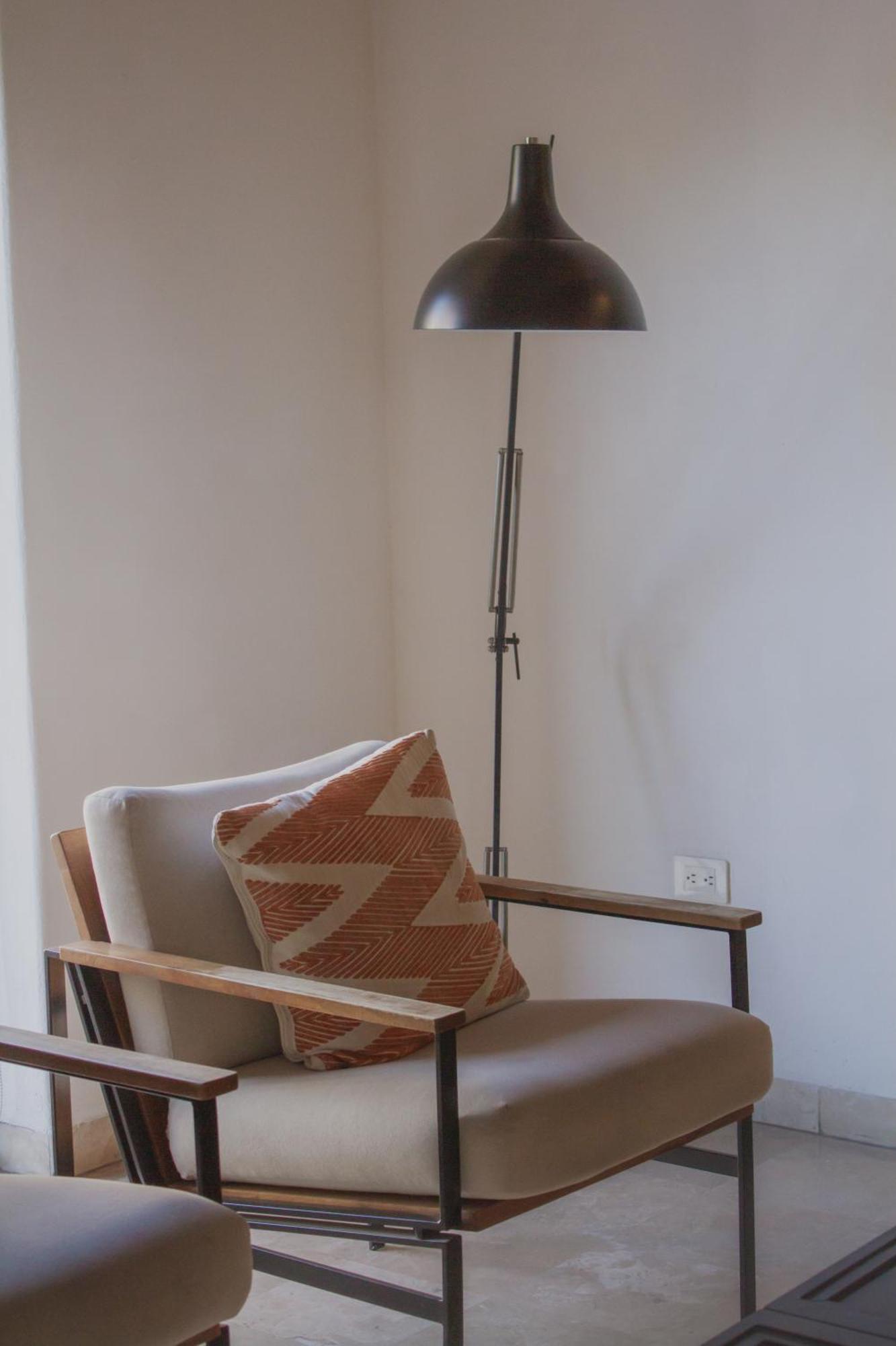 Hotel Catedral لاباز المظهر الخارجي الصورة A floor lamp
