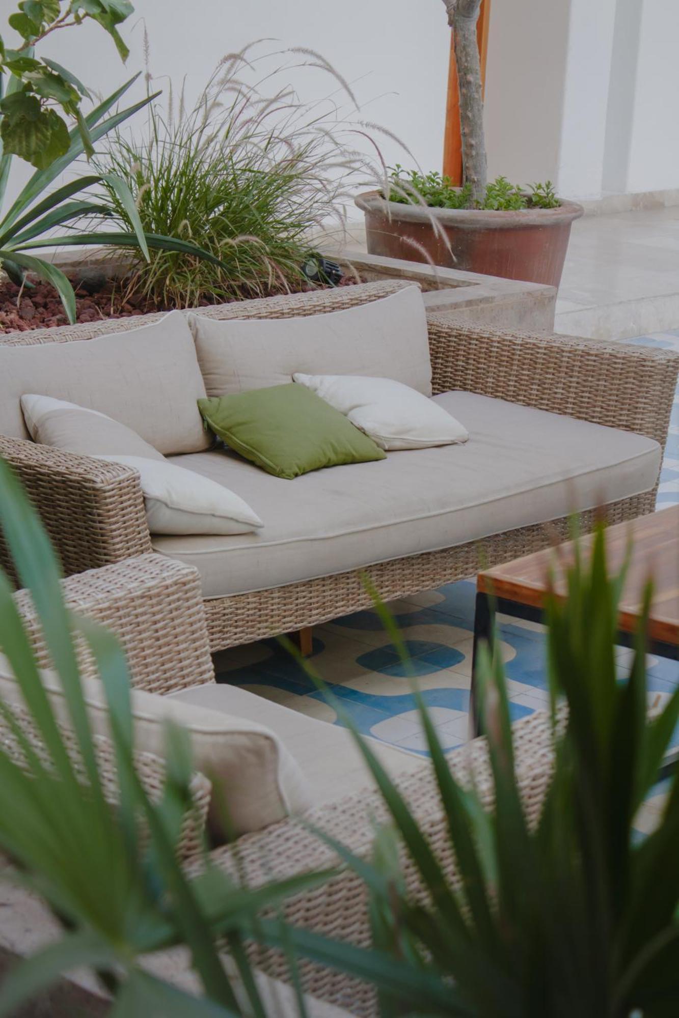 Hotel Catedral لاباز المظهر الخارجي الصورة A rattan sofa