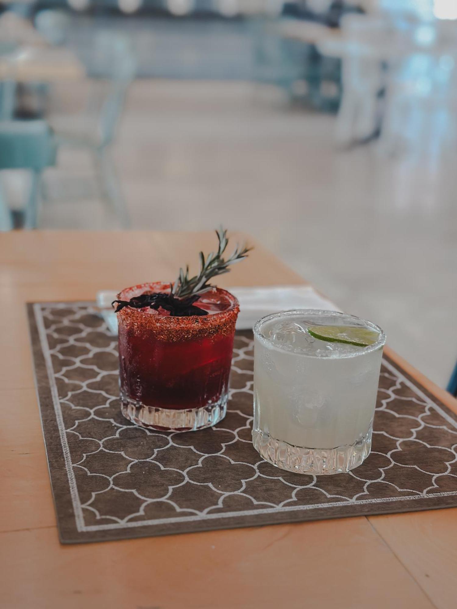 Hotel Catedral لاباز المظهر الخارجي الصورة A blackberry margarita (left)