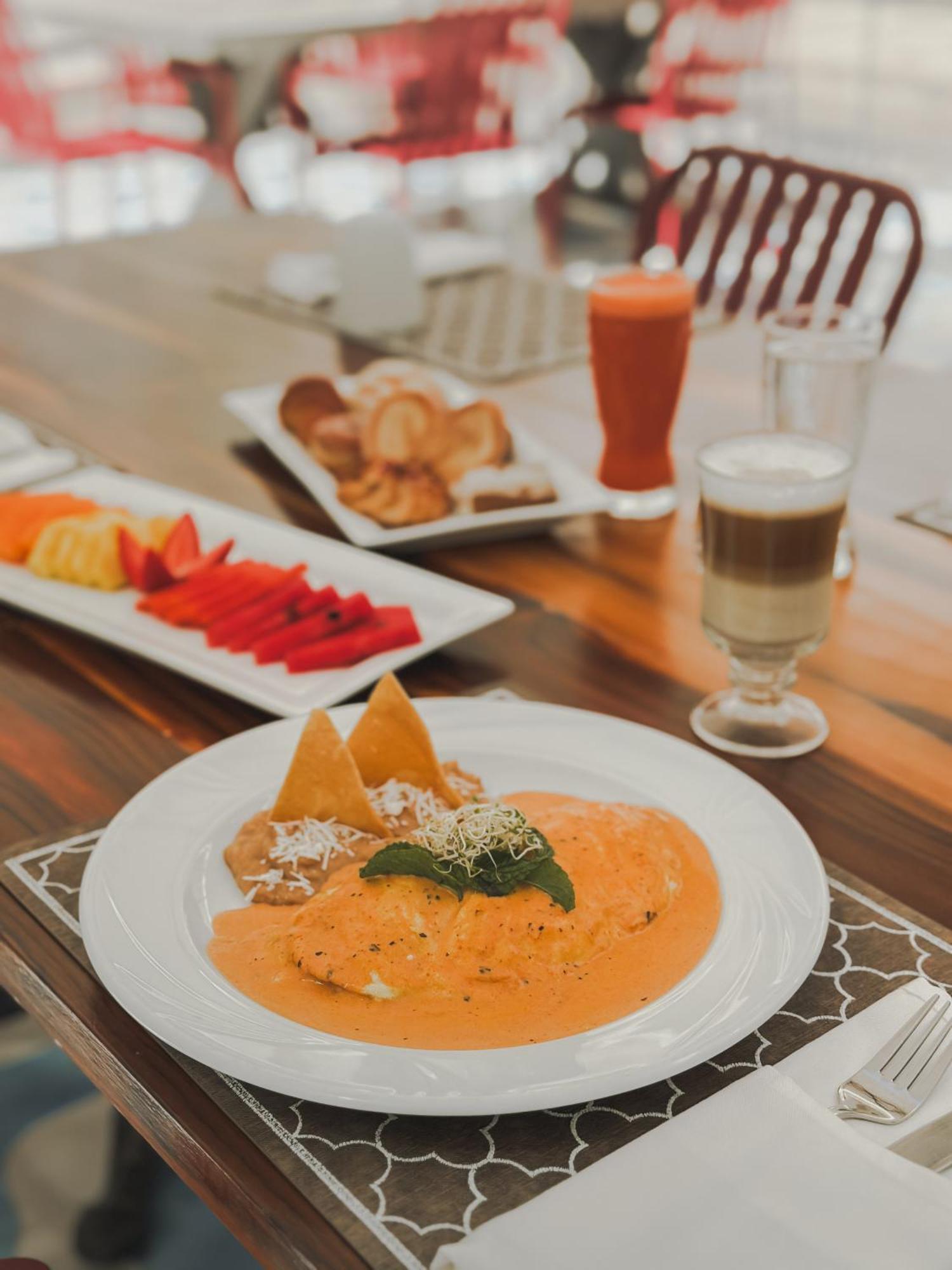 Hotel Catedral لاباز المظهر الخارجي الصورة A typical meal at a restaurant in the city