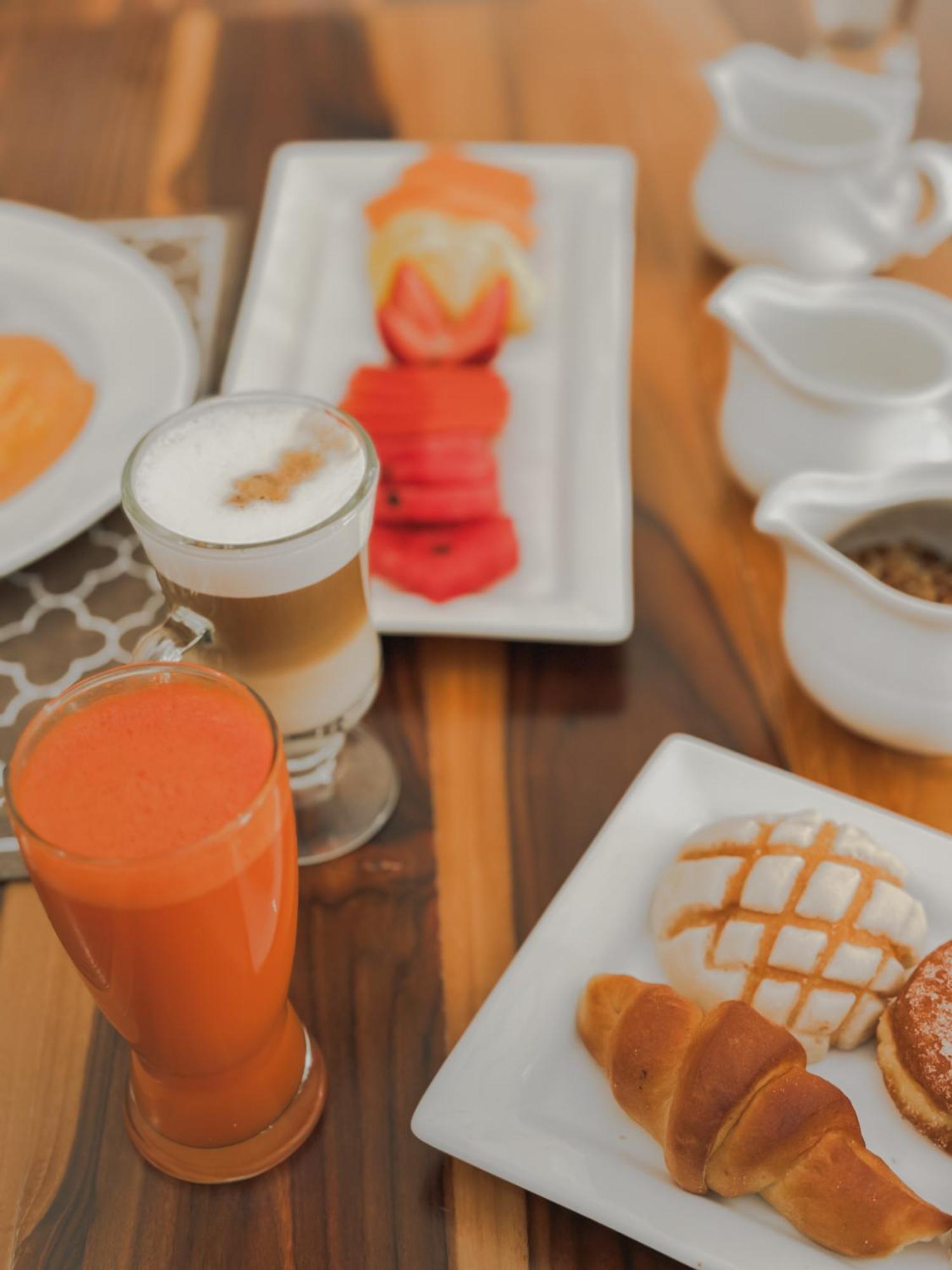 Hotel Catedral لاباز المظهر الخارجي الصورة A glass of carrot juice