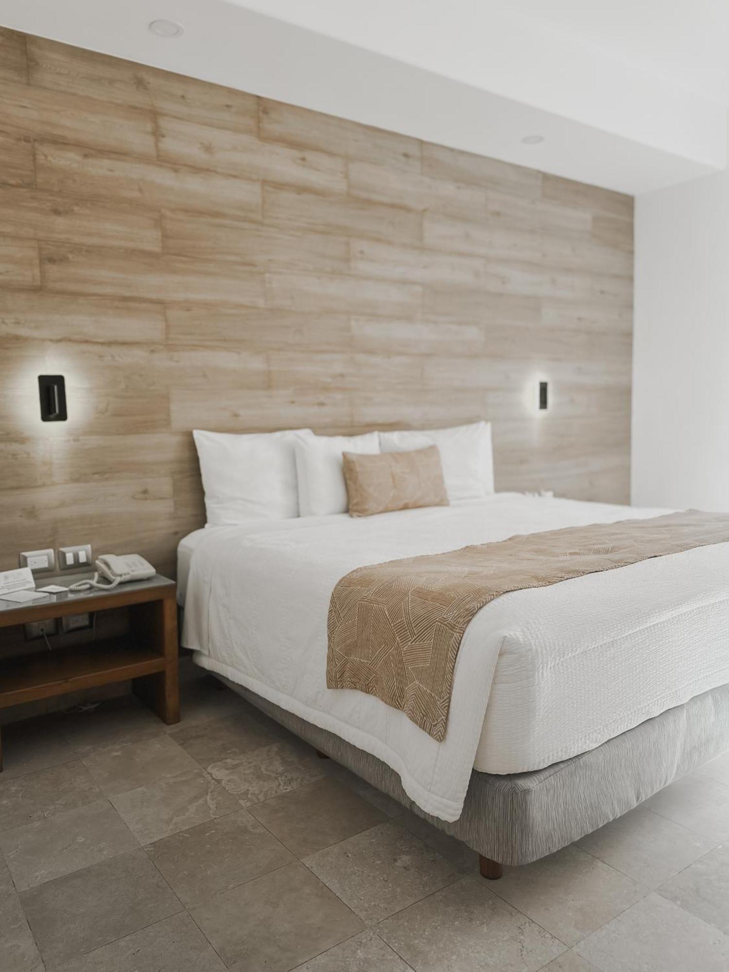 Hotel Catedral لاباز المظهر الخارجي الصورة A bed with a bed runner