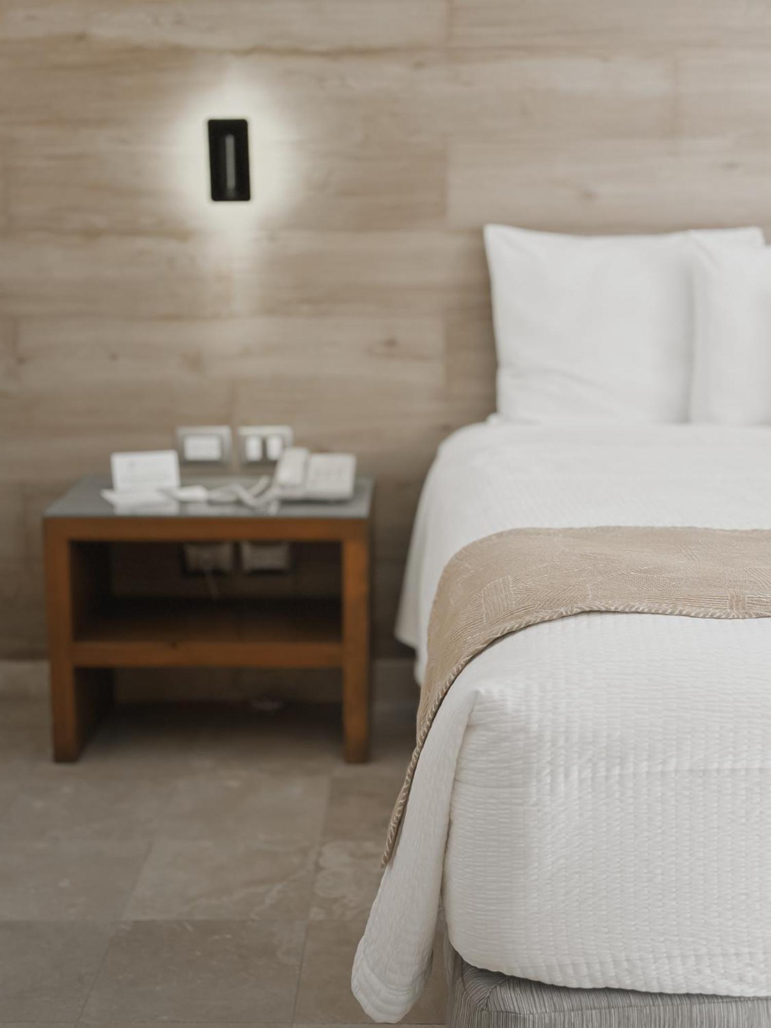 Hotel Catedral لاباز المظهر الخارجي الصورة A bedside table