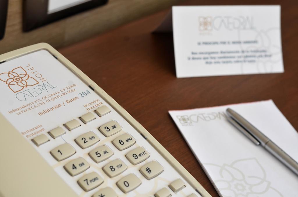 Hotel Catedral لاباز المظهر الخارجي الصورة A telephone with a business card